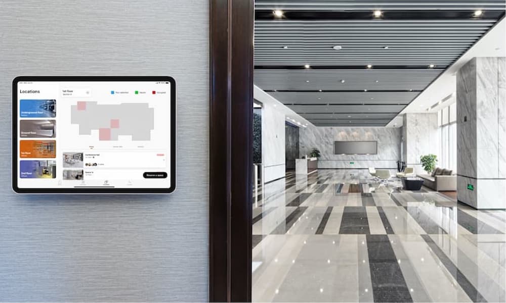 Fest installiertes Tablet an der Wand im Smart Building zur Visualisierung und Steuerung eines Smart Building.
